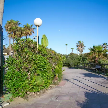 The Beachfront Gem Μαρμπέλλα