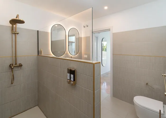 The Beachfront Gem アパート